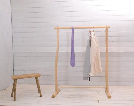 Notre portant en bois, un élément de décoration utile et beau, aux allures de vacances au bord de mer