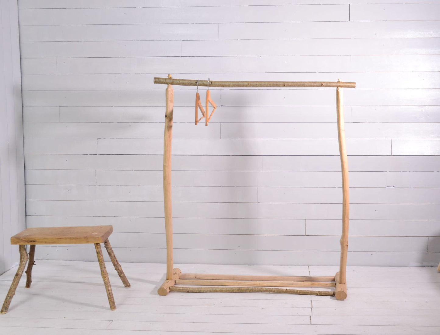 Portant vêtements en bois fait main, noisetier et châtaignier, esprit bohème