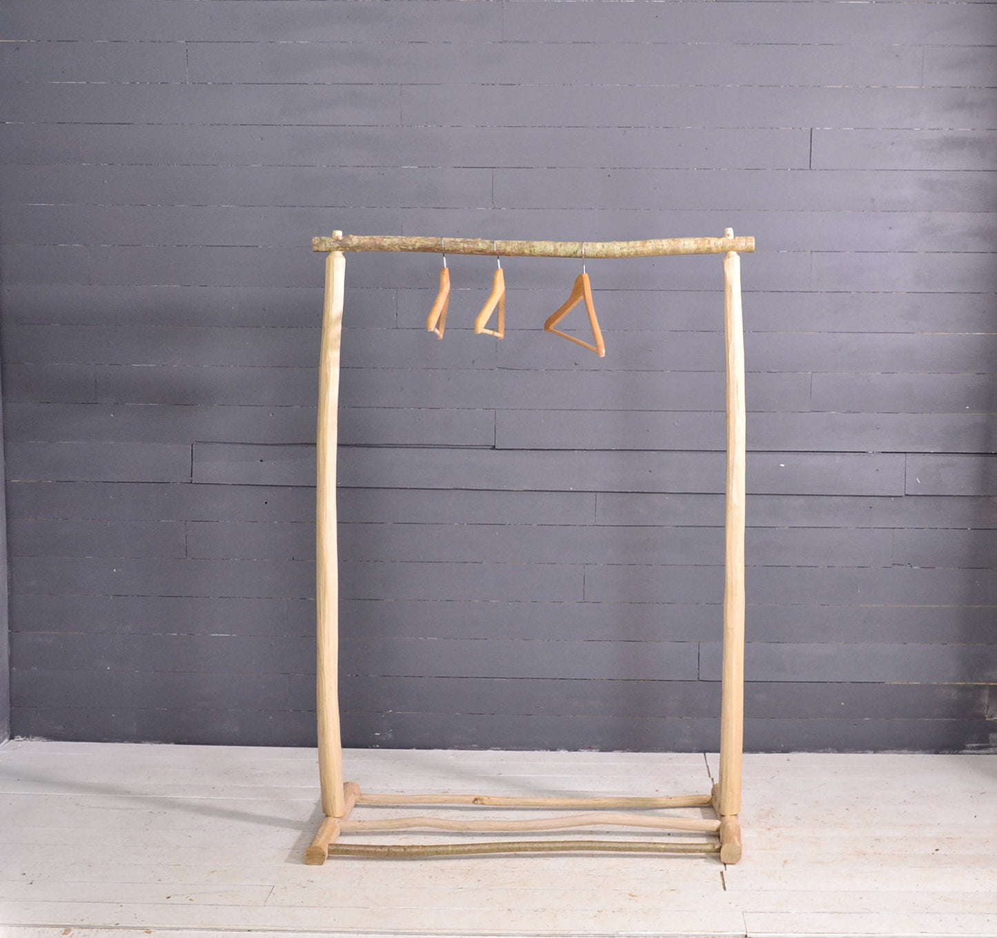 Portant vêtements en bois fait main, noisetier et châtaignier, esprit bohème