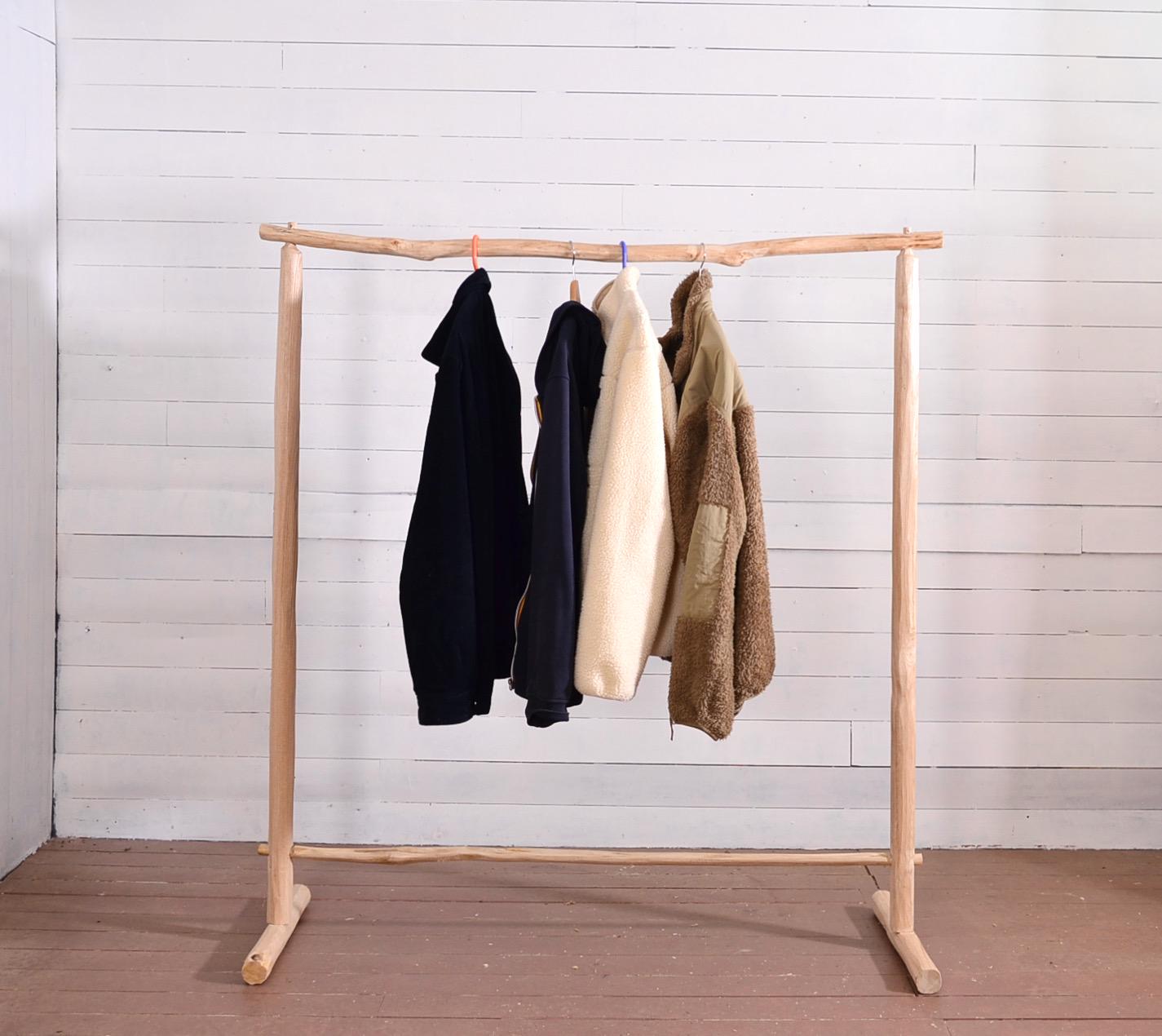 Portant à vêtements en bois brut – Fabrication artisanale pour boutique ou chambre - style bohème