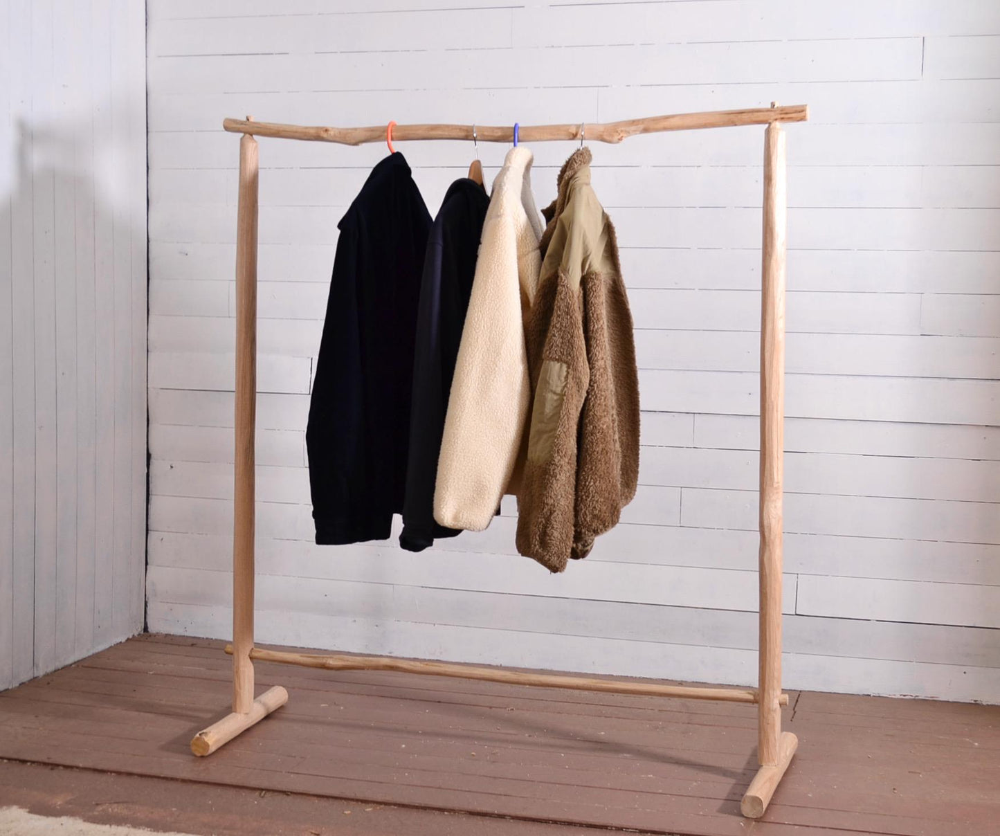 Portant à vêtements en bois brut – Fabrication artisanale pour boutique ou chambre - style bohème