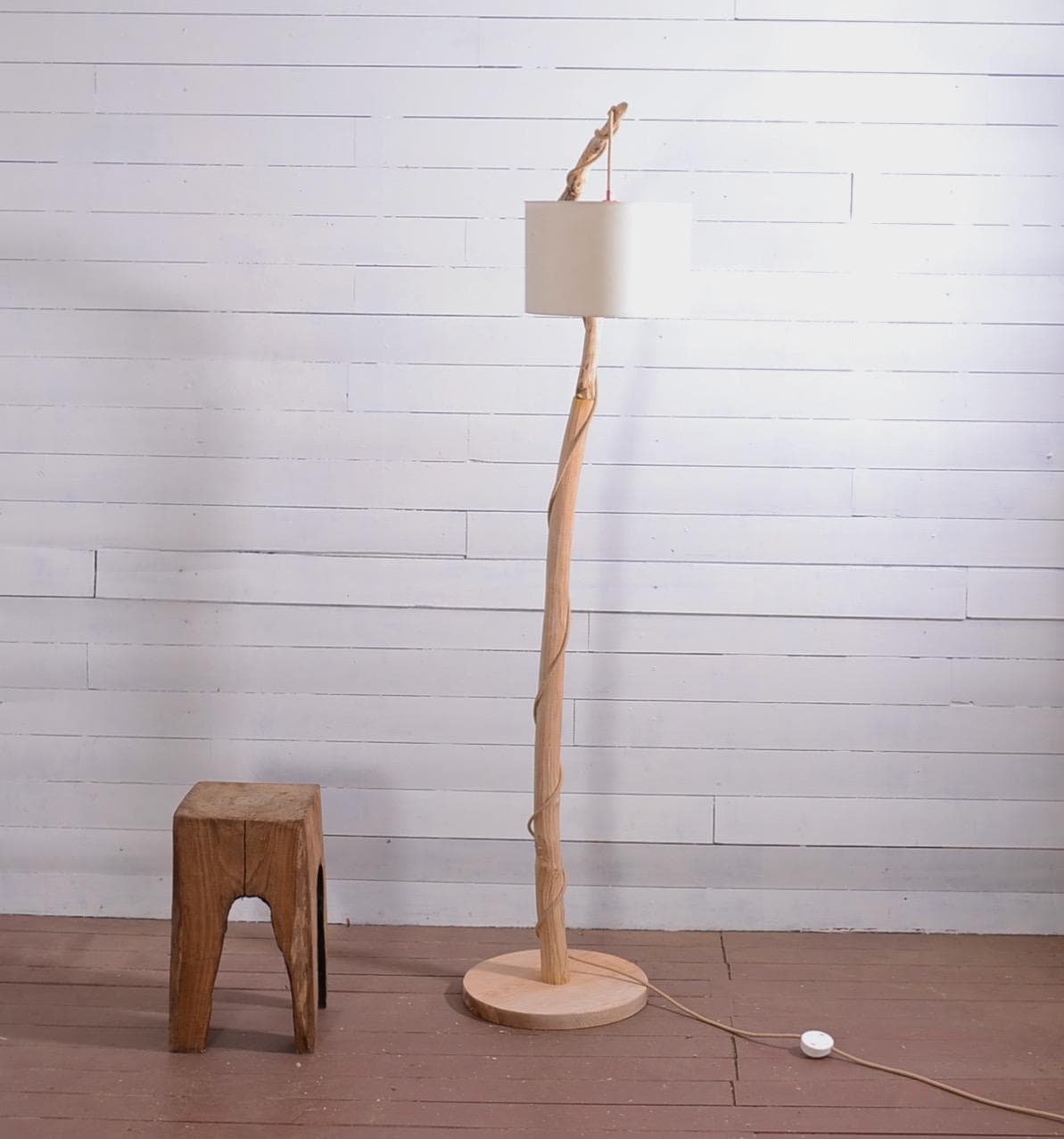 Grand lampadaire bois avec une belle branche de chêne