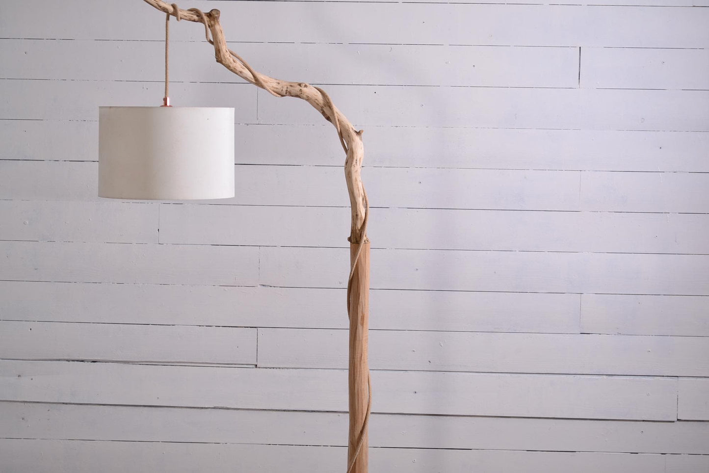 Grand lampadaire bois avec une belle branche de chêne
