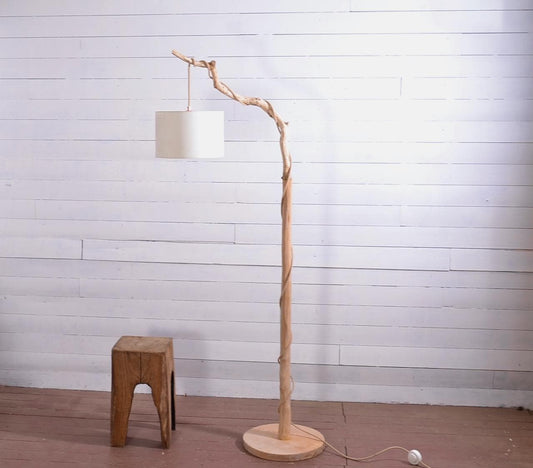 Grand lampadaire bois avec une belle branche de chêne