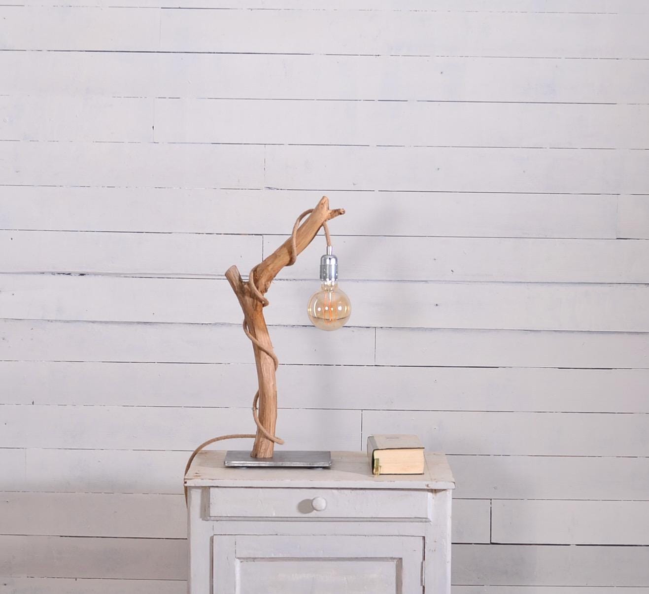 Lampe de table avec une belle branche de chêne, pied en acier