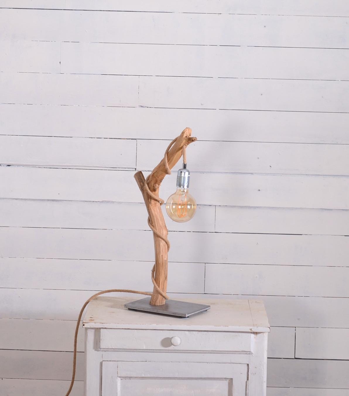 Lampe de table avec une belle branche de chêne, pied en acier