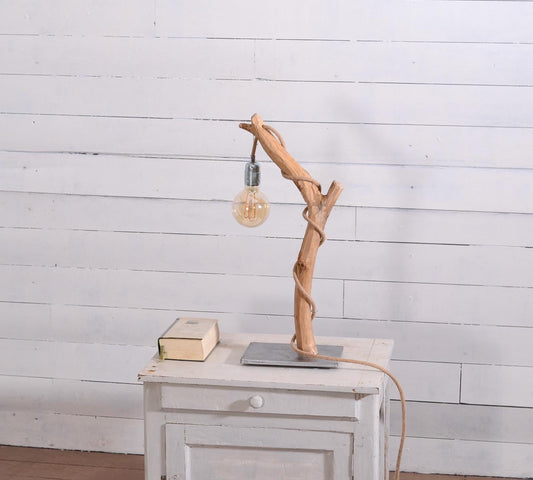 Lampe de table avec une belle branche de chêne, pied en acier