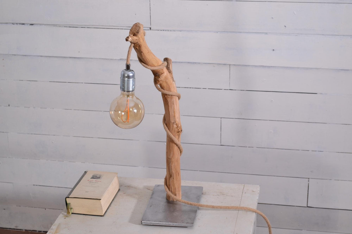 Lampe de table avec une belle branche de chêne, pied en acier