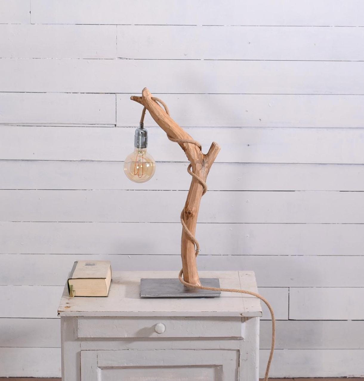 Lampe de table avec une belle branche de chêne, pied en acier