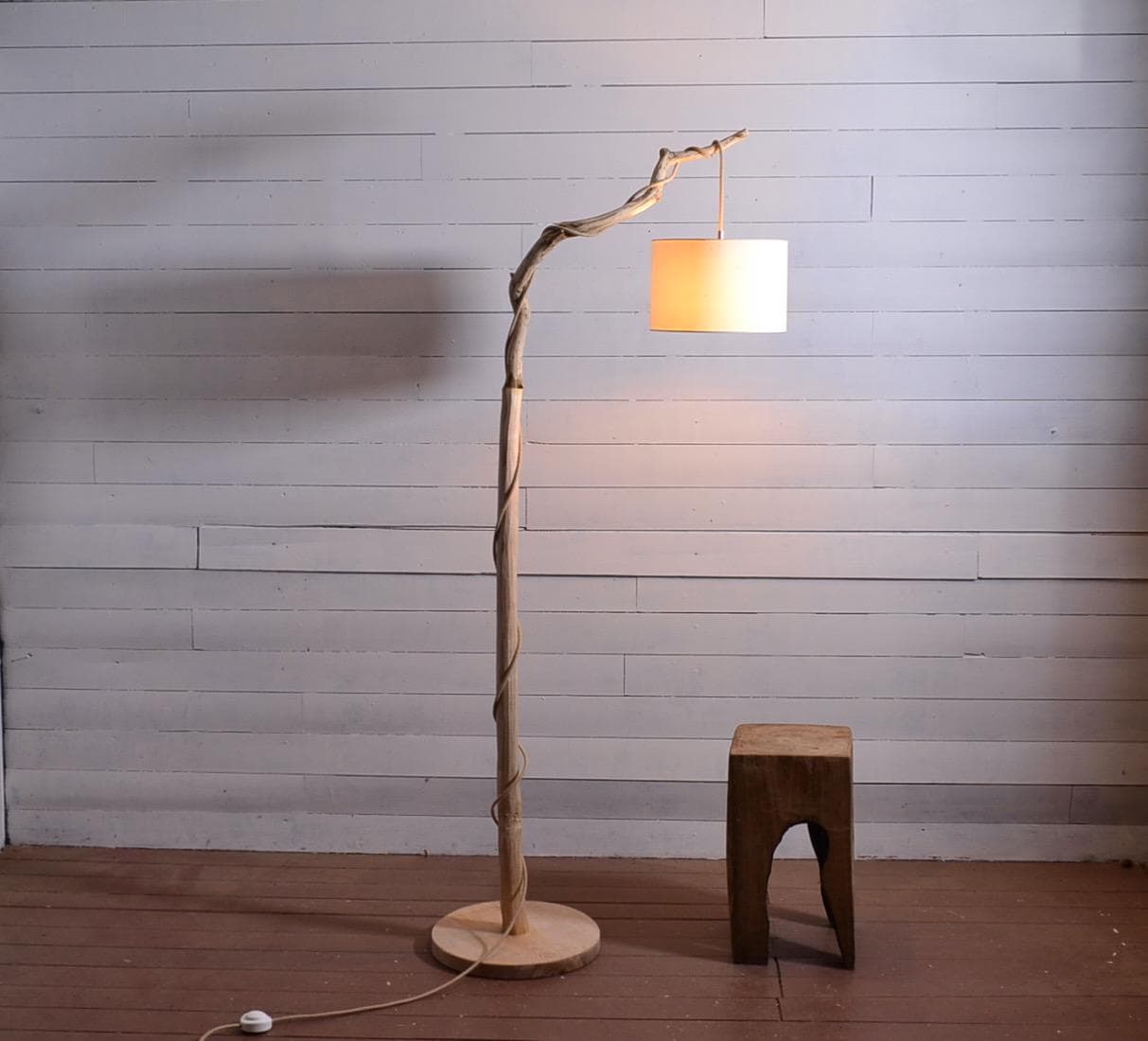 Grand lampadaire bois avec une belle branche de chêne