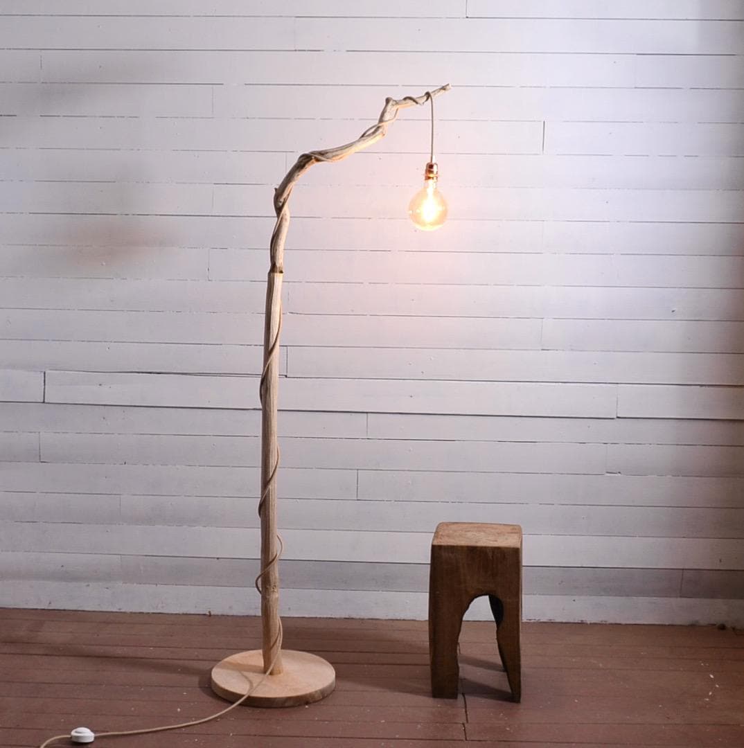 Grand lampadaire bois avec une belle branche de chêne