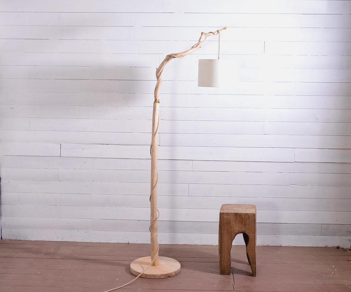 Grand lampadaire bois avec une belle branche de chêne