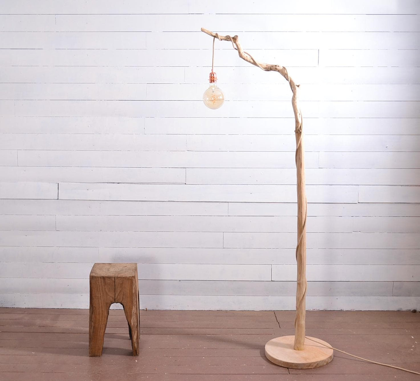 Grand lampadaire bois avec une belle branche de chêne