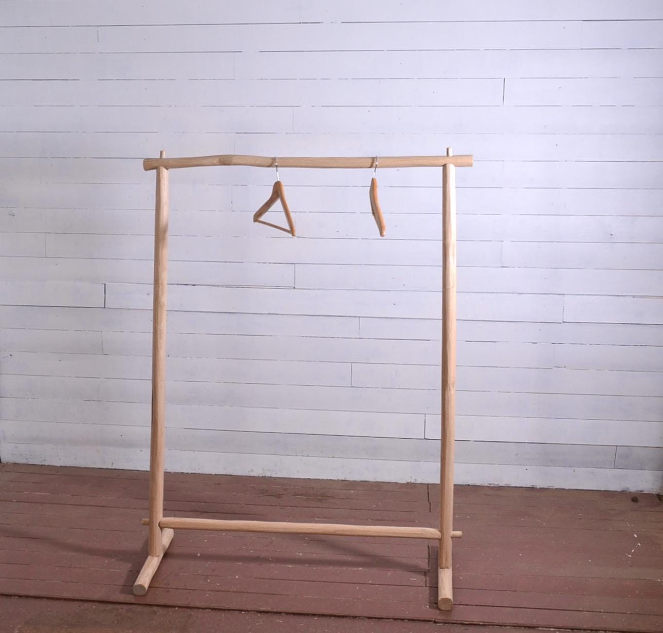 Portant à vêtements en bois brut – Fabrication artisanale pour boutique ou chambre - style bohème