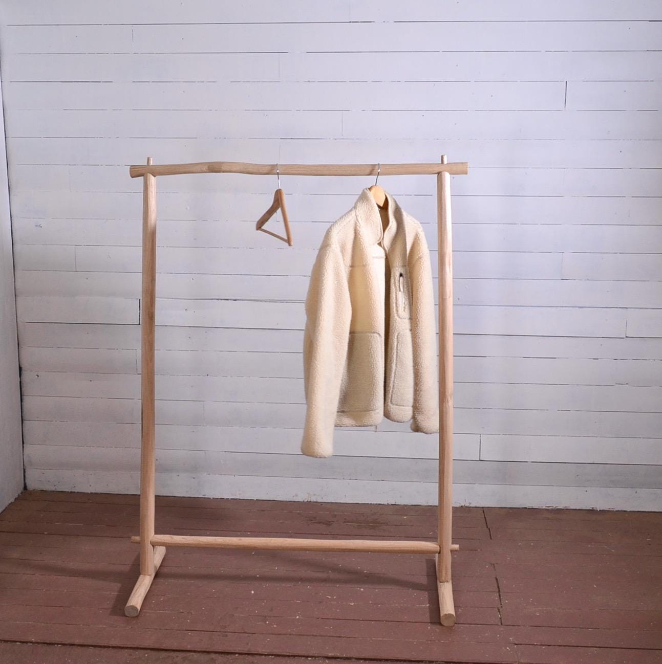 Portant à vêtements en bois brut – Fabrication artisanale pour boutique ou chambre - style bohème