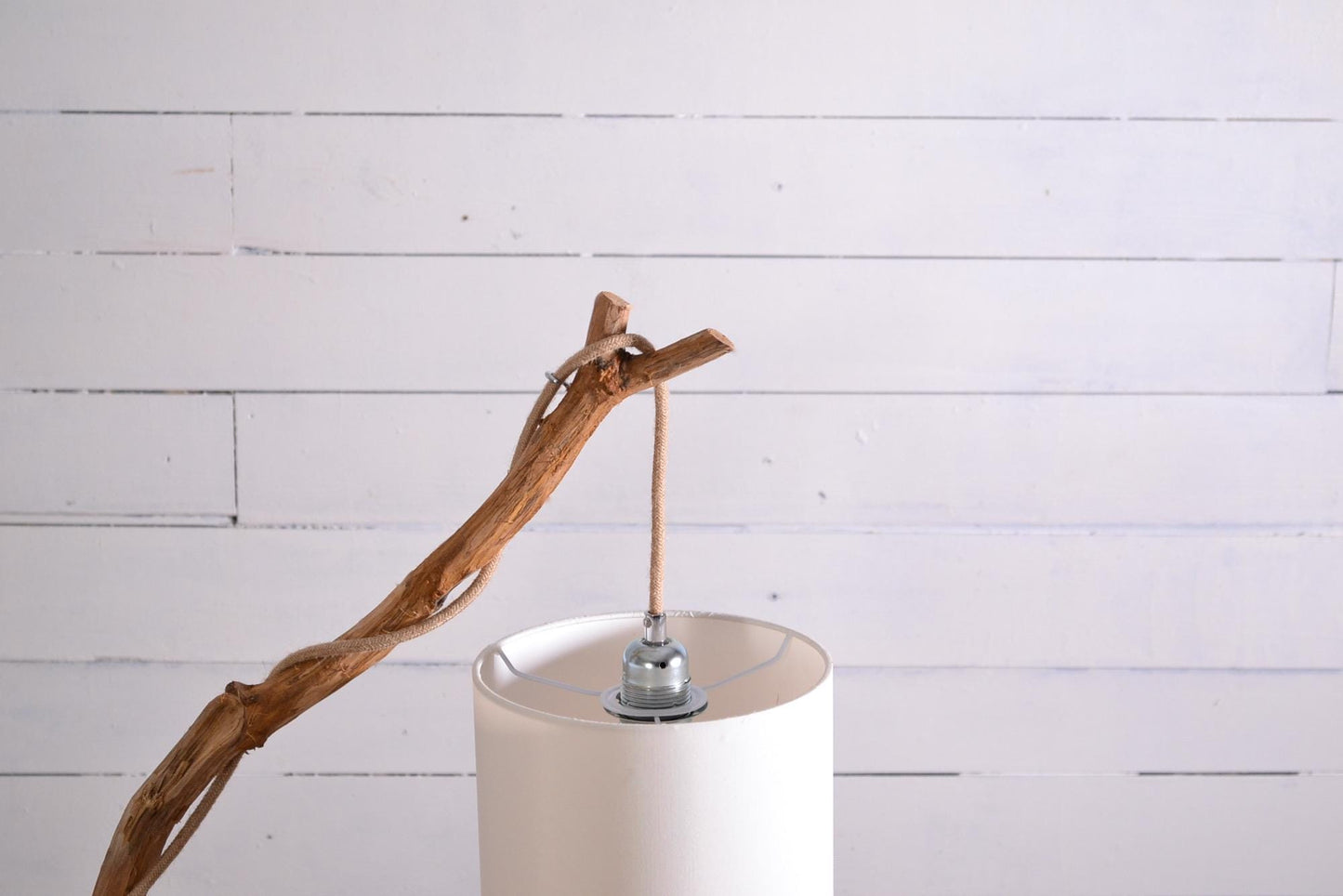Lampe de table avec une belle branche patinée par le temps