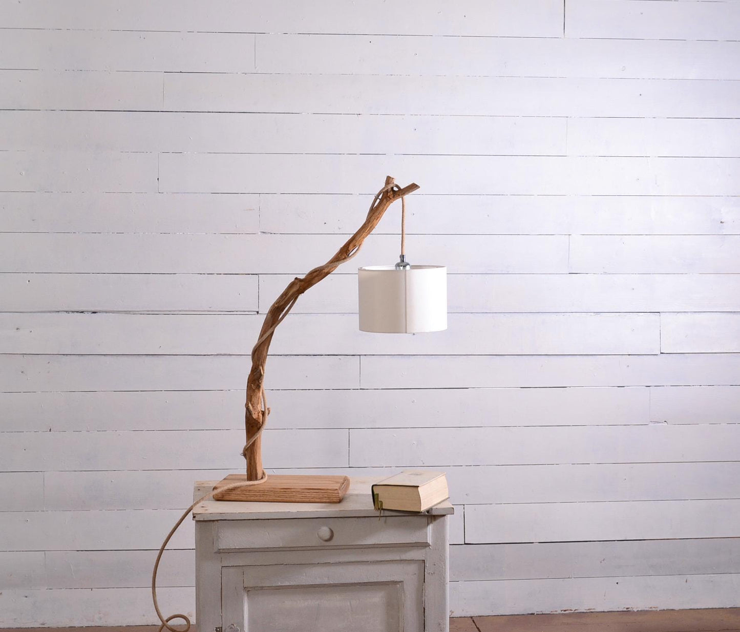 Lampe de table avec une belle branche patinée par le temps