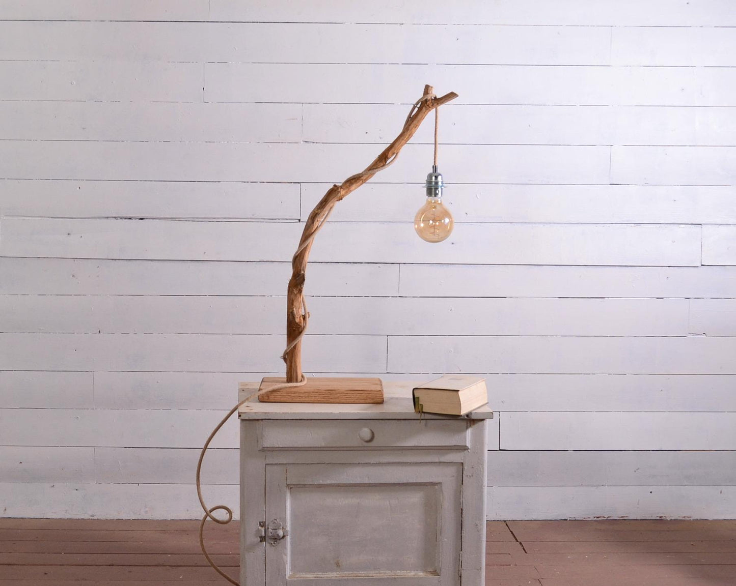 Lampe de table avec une belle branche patinée par le temps