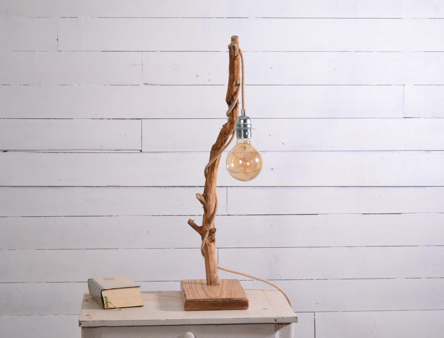 Lampe de table avec une belle branche patinée par le temps