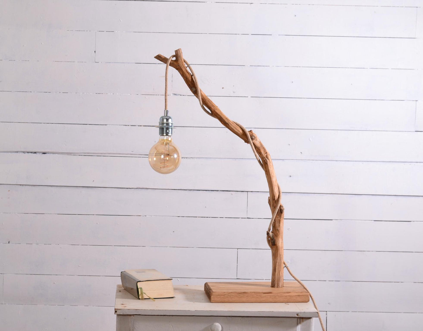 Lampe de table avec une belle branche patinée par le temps