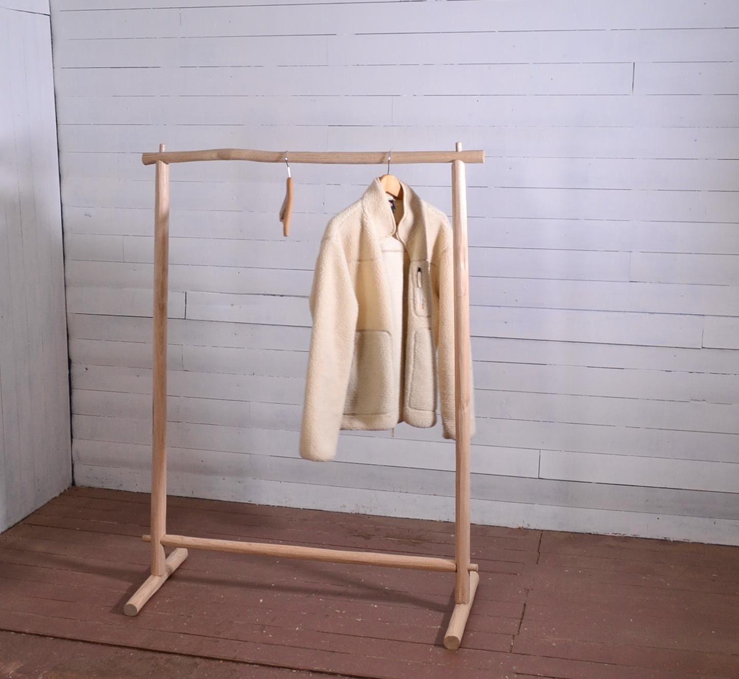 Portant à vêtements en bois brut – Fabrication artisanale pour boutique ou chambre - style bohème