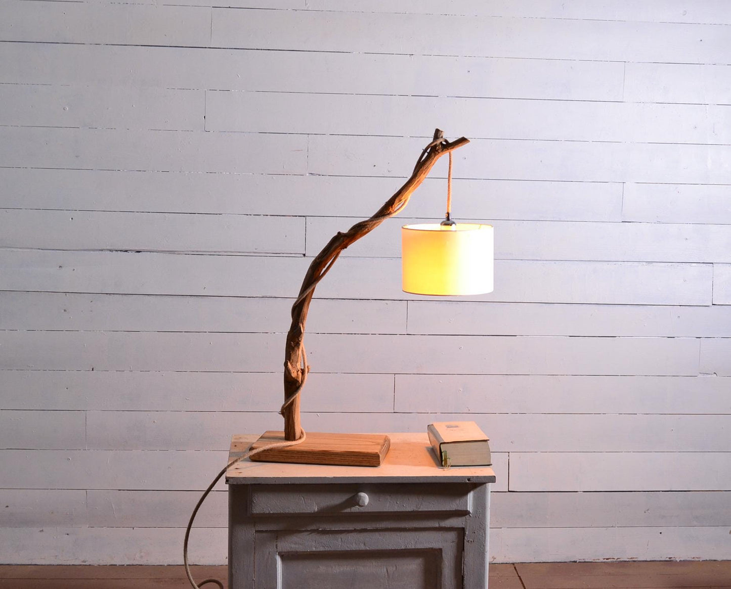 Lampe de table avec une belle branche patinée par le temps