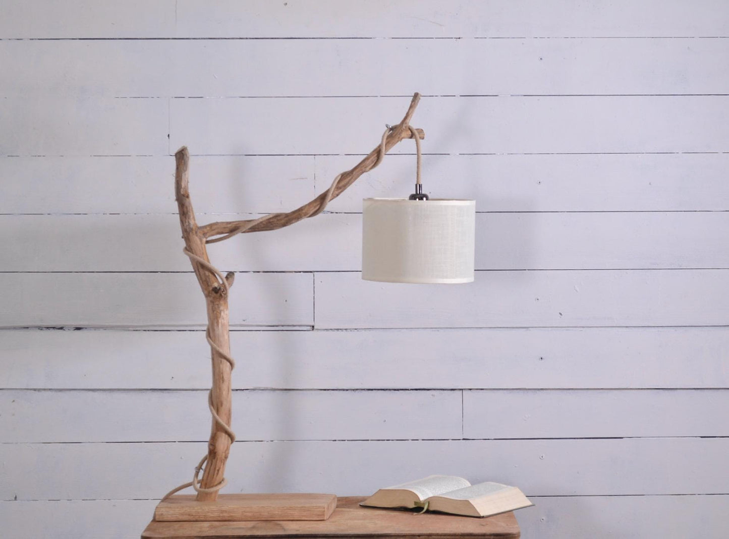Lampe de table avec une belle branche patinée par le temps