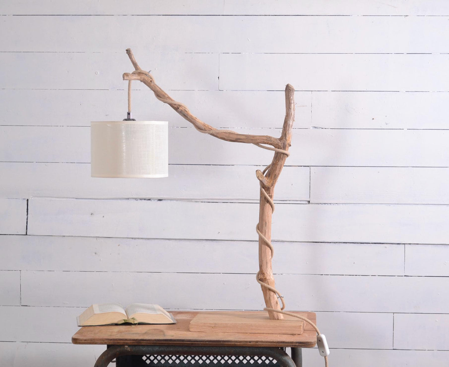 Lampe de table avec une belle branche patinée par le temps