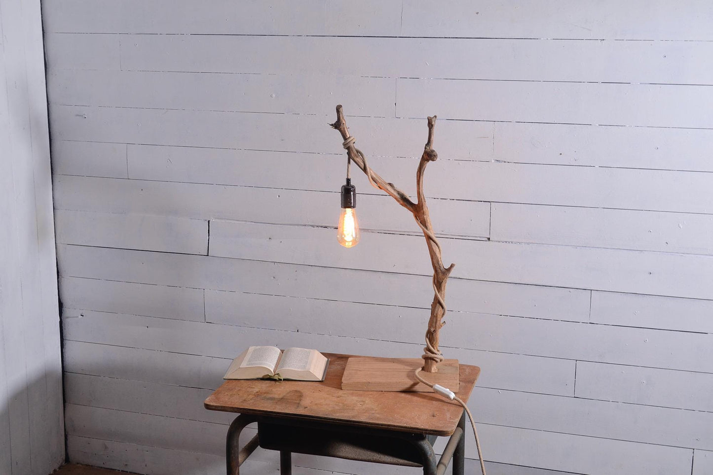 Lampe de table avec une belle branche patinée par le temps