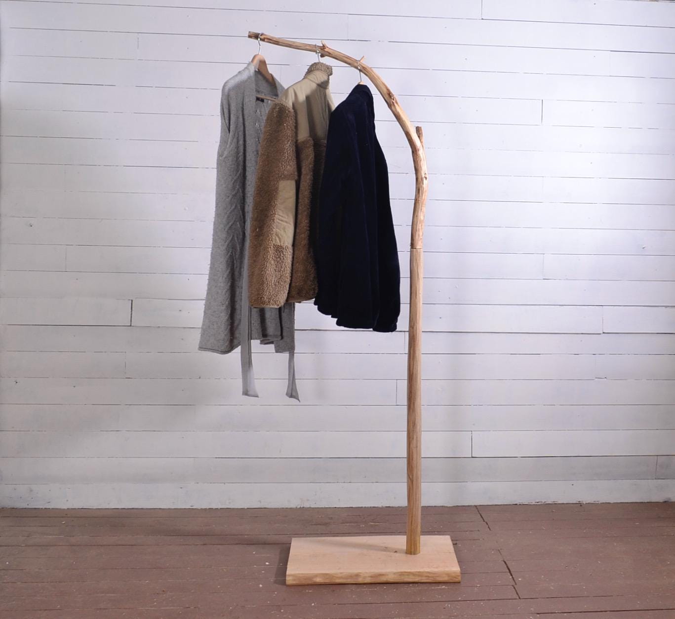 Portant vêtements, dressing en bois avec une branche, valet de chambre