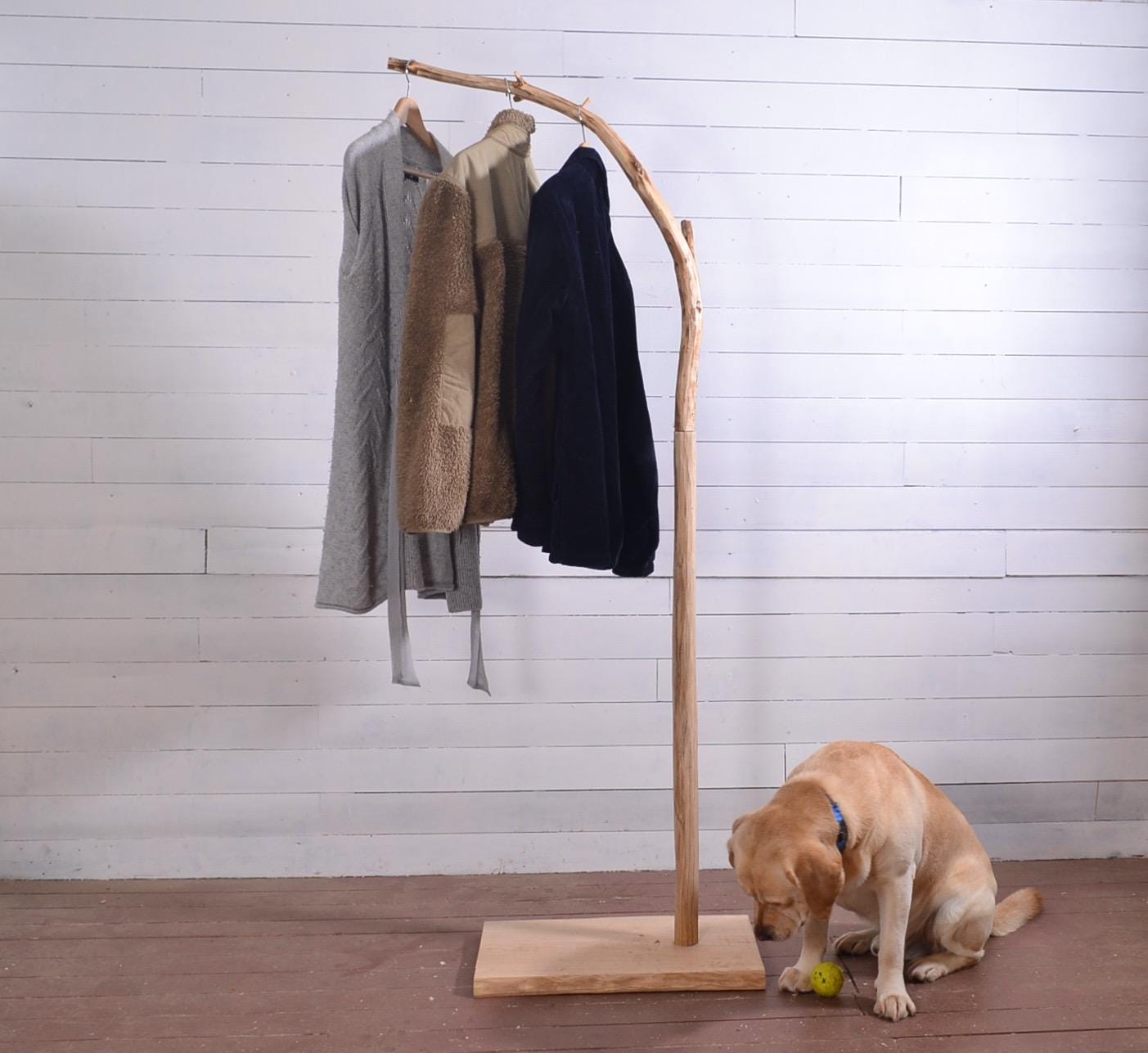Portant vêtements, dressing en bois avec une branche, valet de chambre