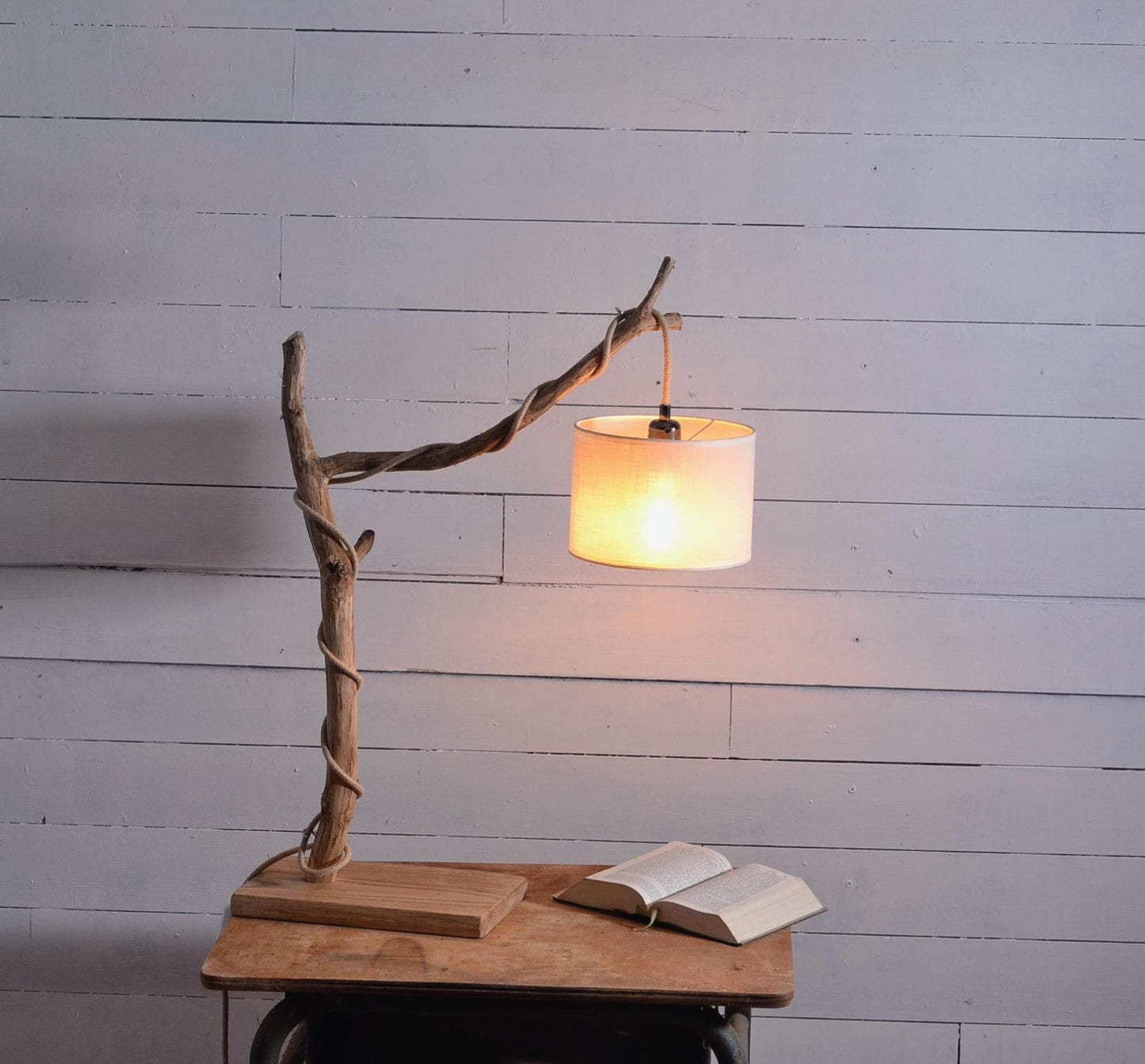 Lampe de table avec une belle branche patinée par le temps