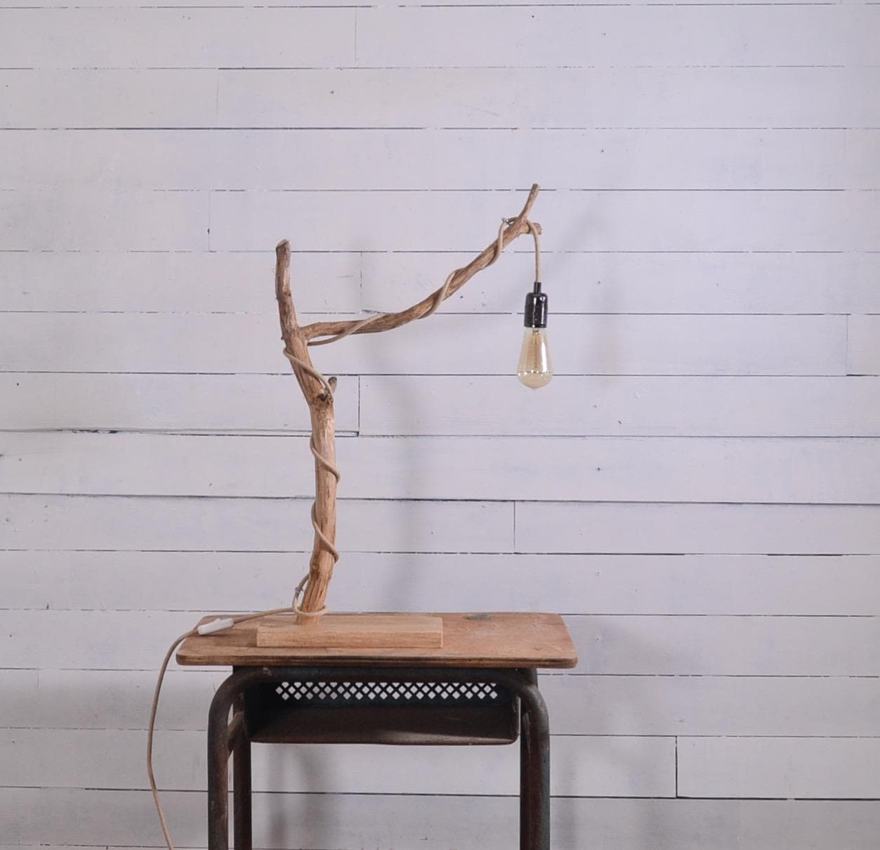 Lampe de table avec une belle branche patinée par le temps