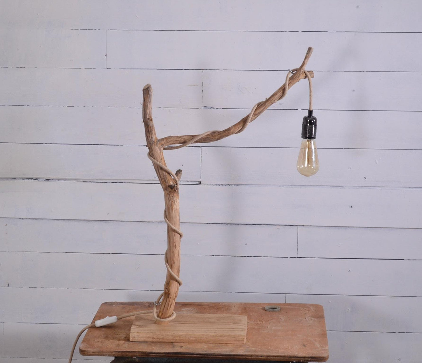 Lampe de table avec une belle branche patinée par le temps