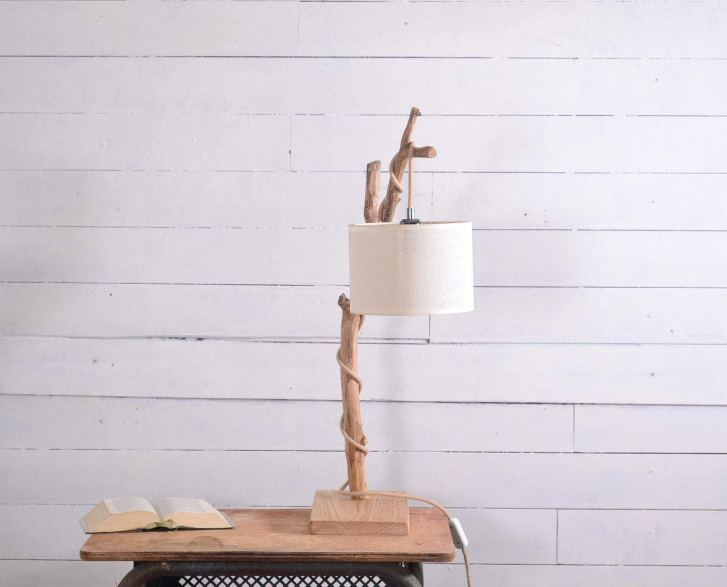 Lampe de table avec une belle branche patinée par le temps