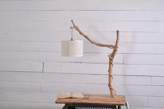 Lampe de table avec une belle branche patinée par le temps