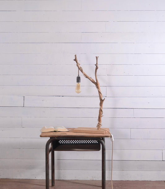 Lampe de table avec une belle branche patinée par le temps