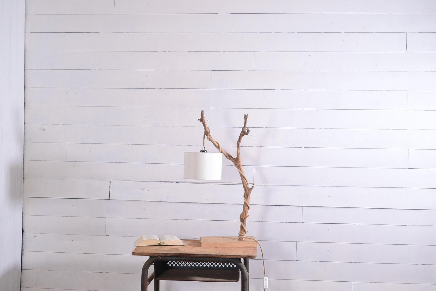 Lampe de table avec une belle branche patinée par le temps