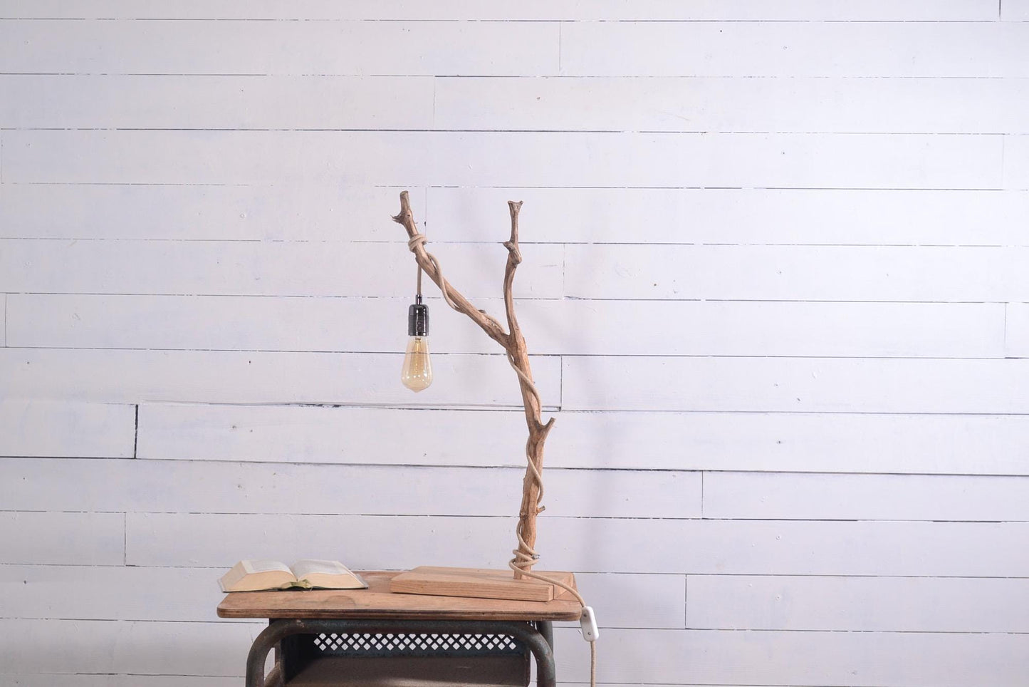 Lampe de table avec une belle branche patinée par le temps