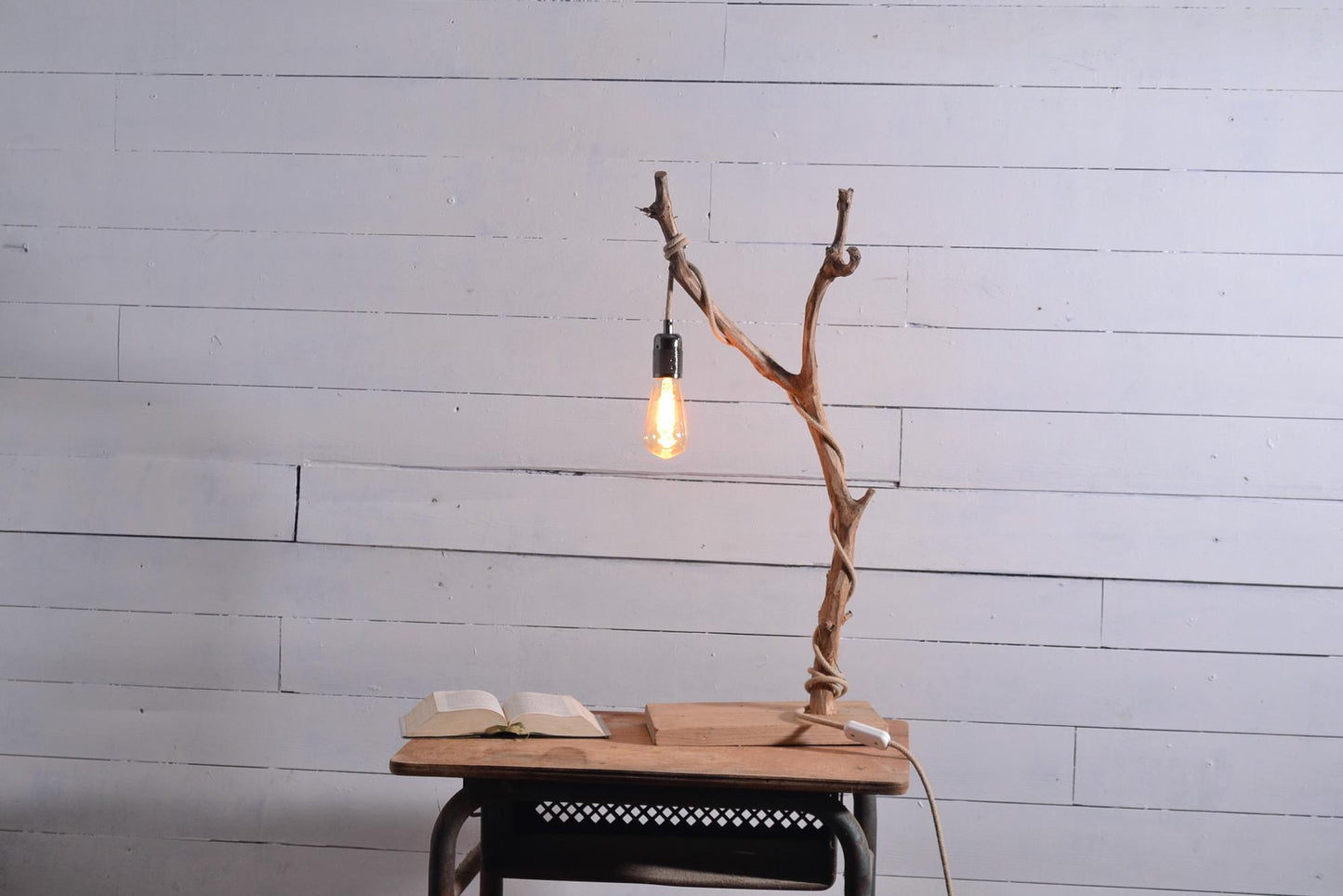 Lampe de table avec une belle branche patinée par le temps