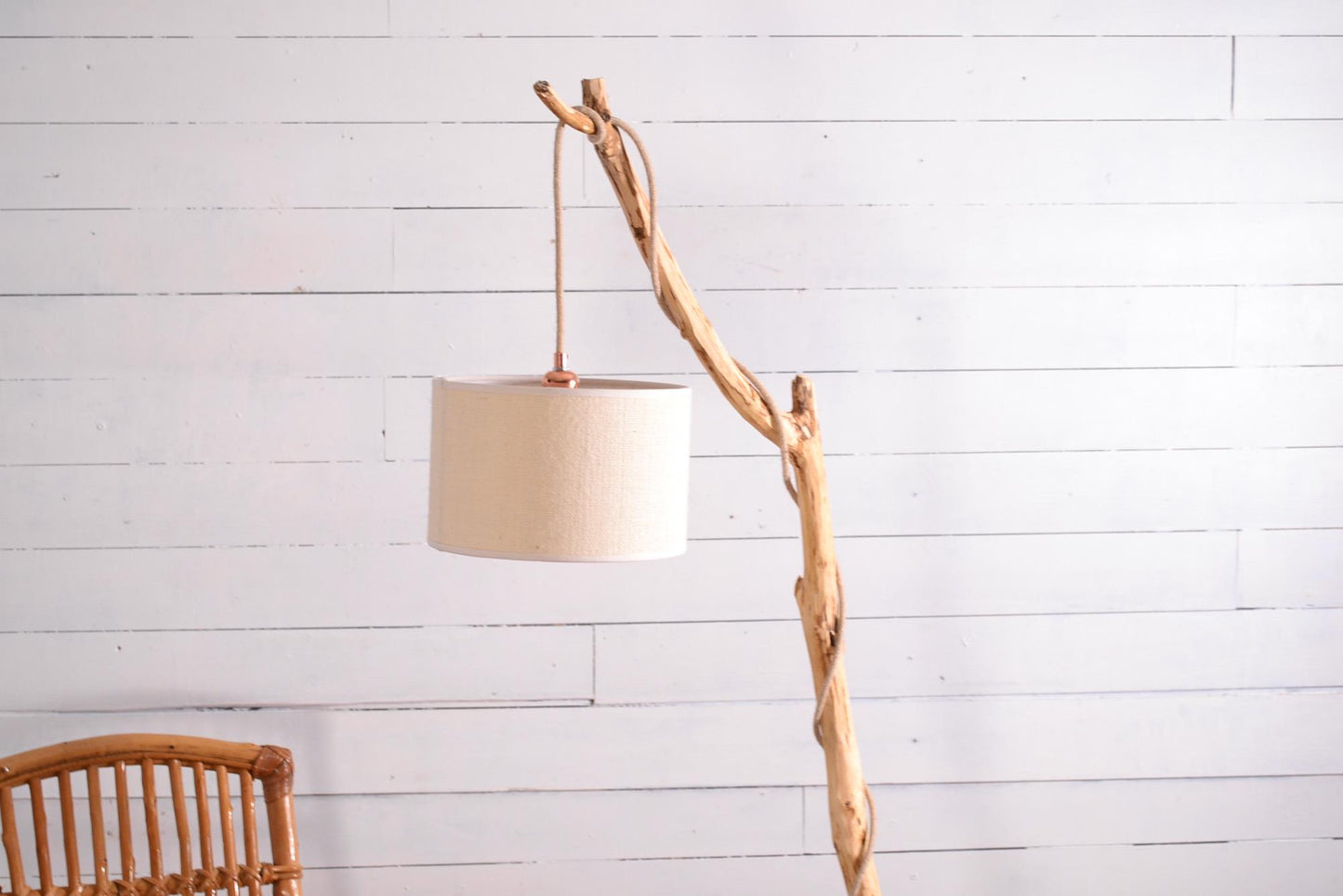 Lampadaire bois avec une belle branche de caractère, déco nature
