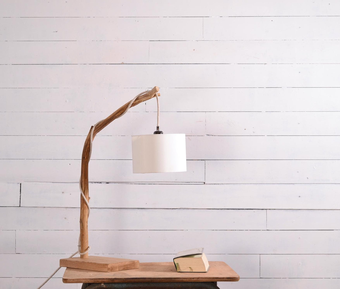 Lampe de table avec une belle branche patinée par le temps