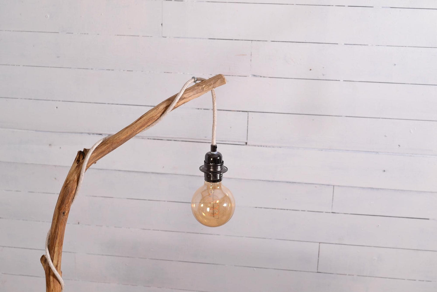 Lampe de table avec une belle branche patinée par le temps