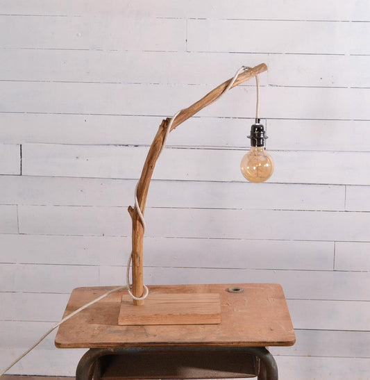 Lampe de table avec une belle branche patinée par le temps