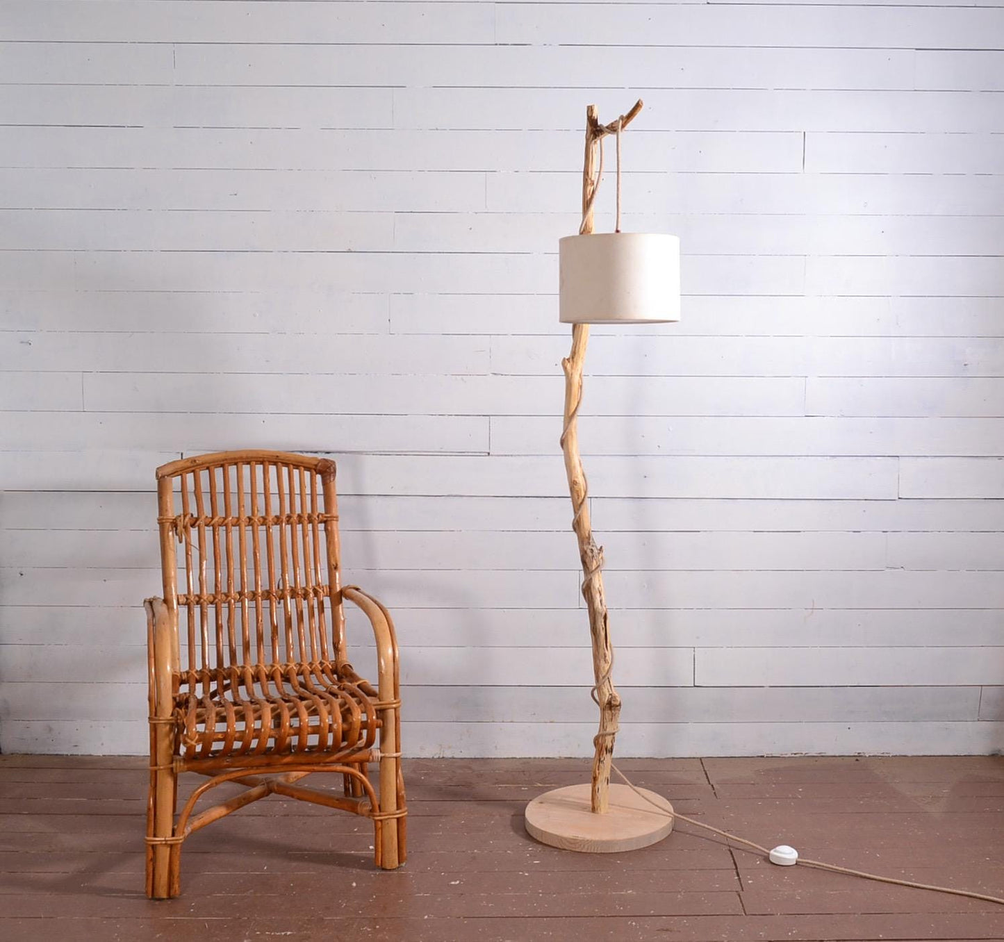 Lampadaire bois avec une belle branche de caractère, déco nature