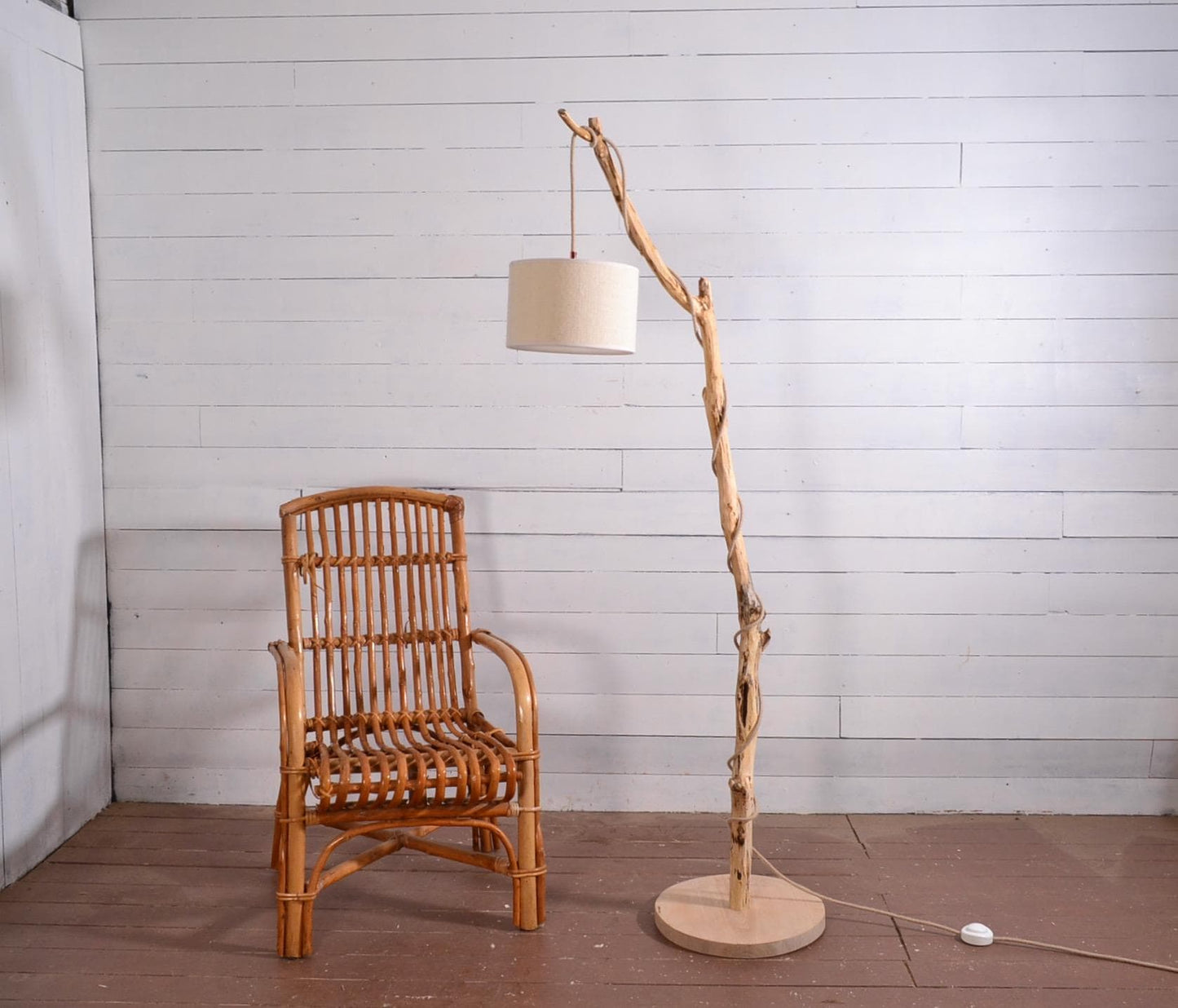 Lampadaire bois avec une belle branche de caractère, déco nature