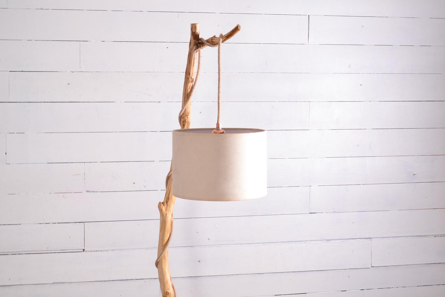Lampadaire bois avec une belle branche de caractère, déco nature