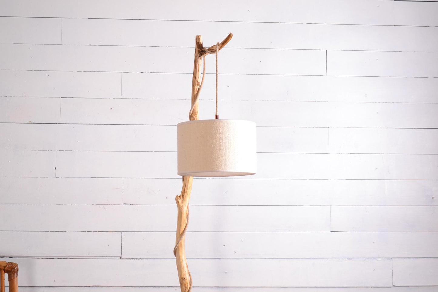 Lampadaire bois avec une belle branche de caractère, déco nature