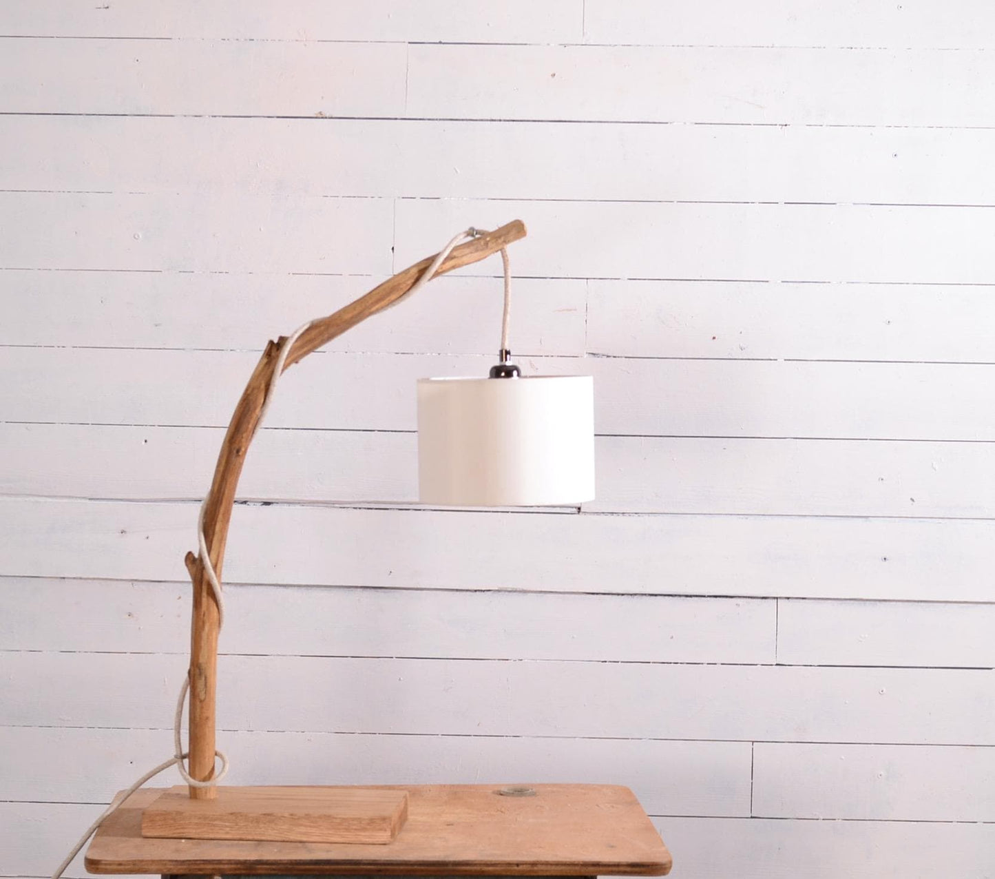Lampe de table avec une belle branche patinée par le temps