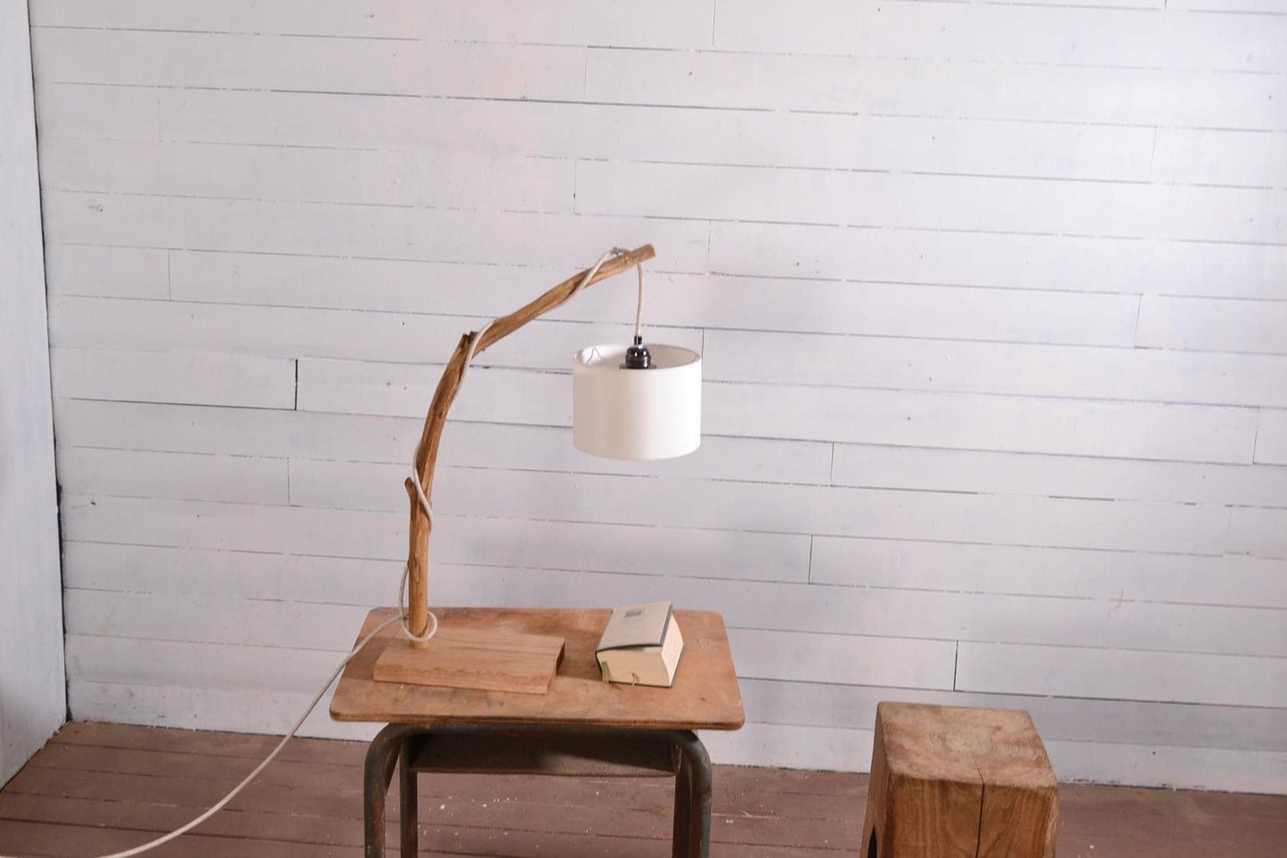 Lampe de table avec une belle branche patinée par le temps